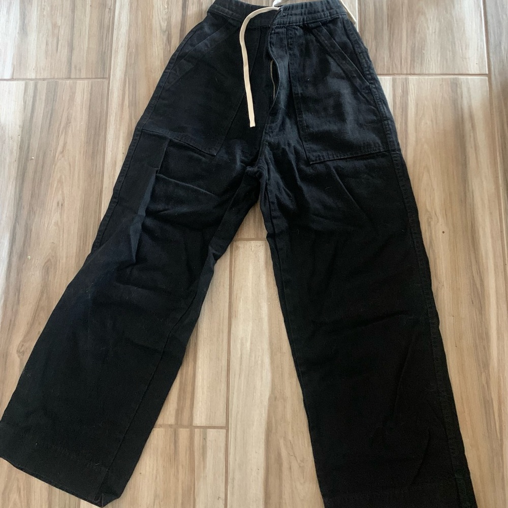 Uniqlo Black Wide Leg Crop Denim Pant with inner drawstring.